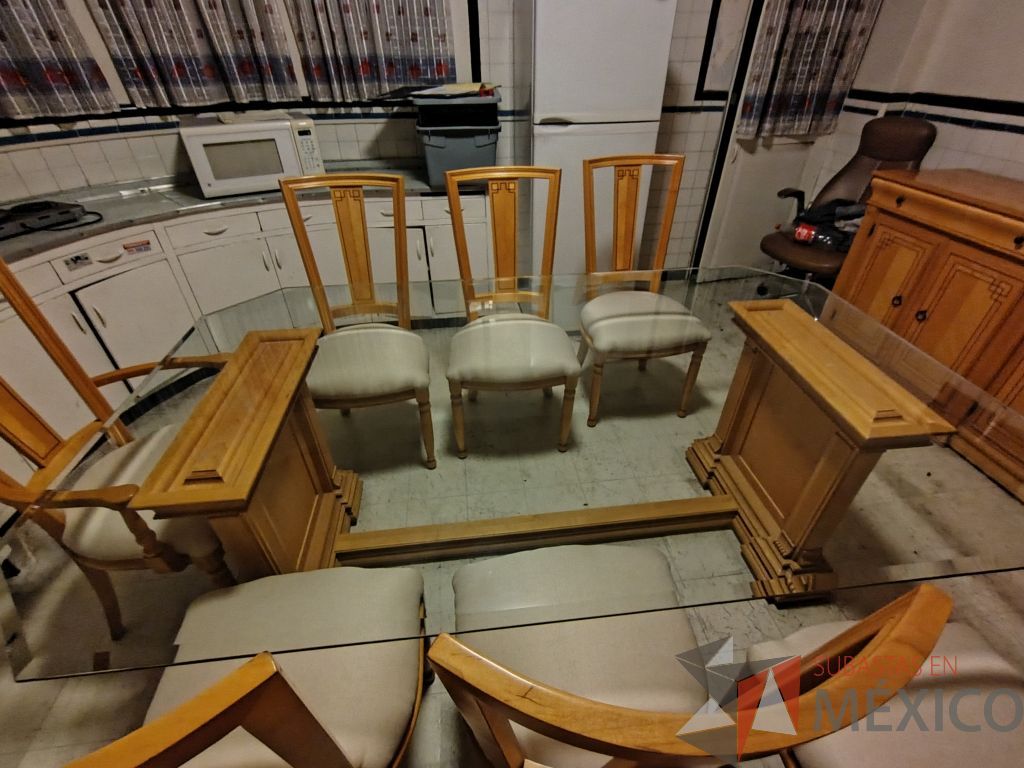 Lote 036 - Comedor para 8 personas de cubierta de vidrio y soportes de madera, trinchero de 2 puertas y 4 puertas, 8 sillas de madera y asiento en tela color blanco. - Imagen 17