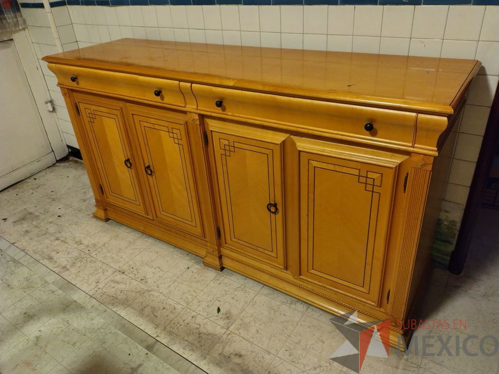 Lote 036 - Comedor para 8 personas de cubierta de vidrio y soportes de madera, trinchero de 2 puertas y 4 puertas, 8 sillas de madera y asiento en tela color blanco. - Imagen 3