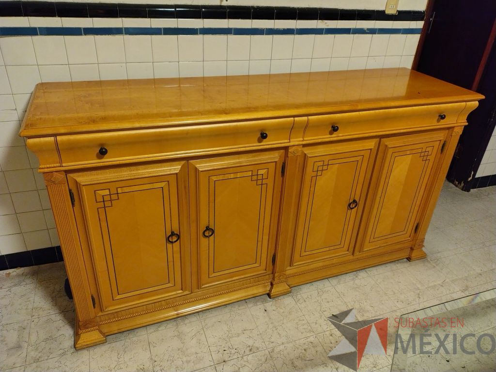 Lote 036 - Comedor para 8 personas de cubierta de vidrio y soportes de madera, trinchero de 2 puertas y 4 puertas, 8 sillas de madera y asiento en tela color blanco. - Imagen 18