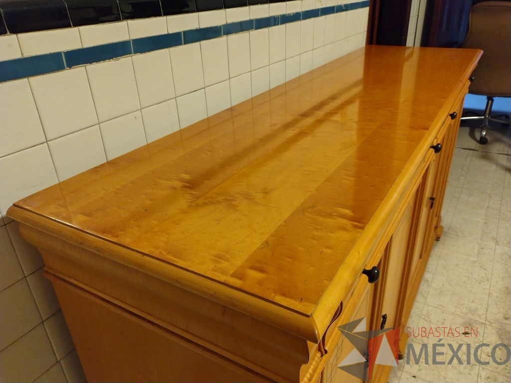 Lote 036 - Comedor para 8 personas de cubierta de vidrio y soportes de madera, trinchero de 2 puertas y 4 puertas, 8 sillas de madera y asiento en tela color blanco. - Imagen 19