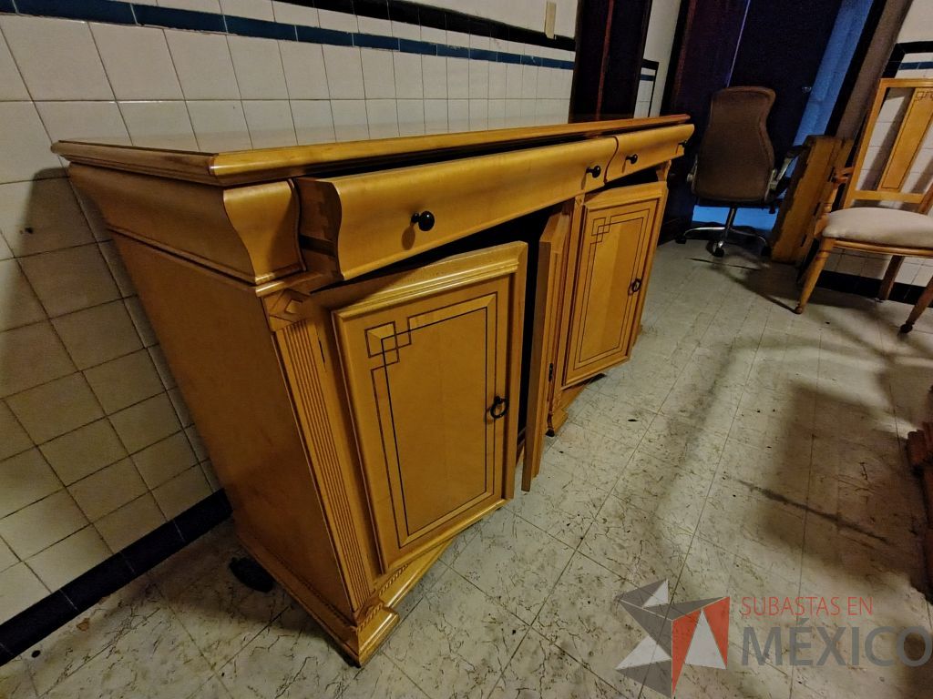Lote 036 - Comedor para 8 personas de cubierta de vidrio y soportes de madera, trinchero de 2 puertas y 4 puertas, 8 sillas de madera y asiento en tela color blanco. - Imagen 20