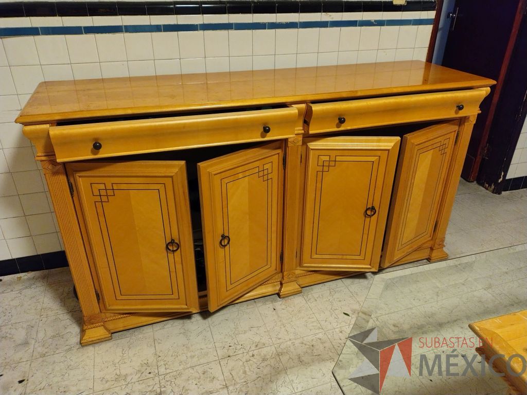 Lote 036 - Comedor para 8 personas de cubierta de vidrio y soportes de madera, trinchero de 2 puertas y 4 puertas, 8 sillas de madera y asiento en tela color blanco. - Imagen 21