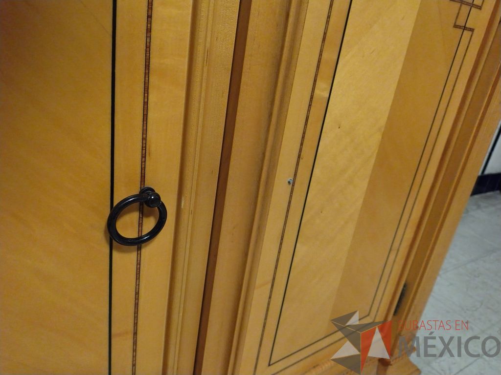 Lote 036 - Comedor para 8 personas de cubierta de vidrio y soportes de madera, trinchero de 2 puertas y 4 puertas, 8 sillas de madera y asiento en tela color blanco. - Imagen 22