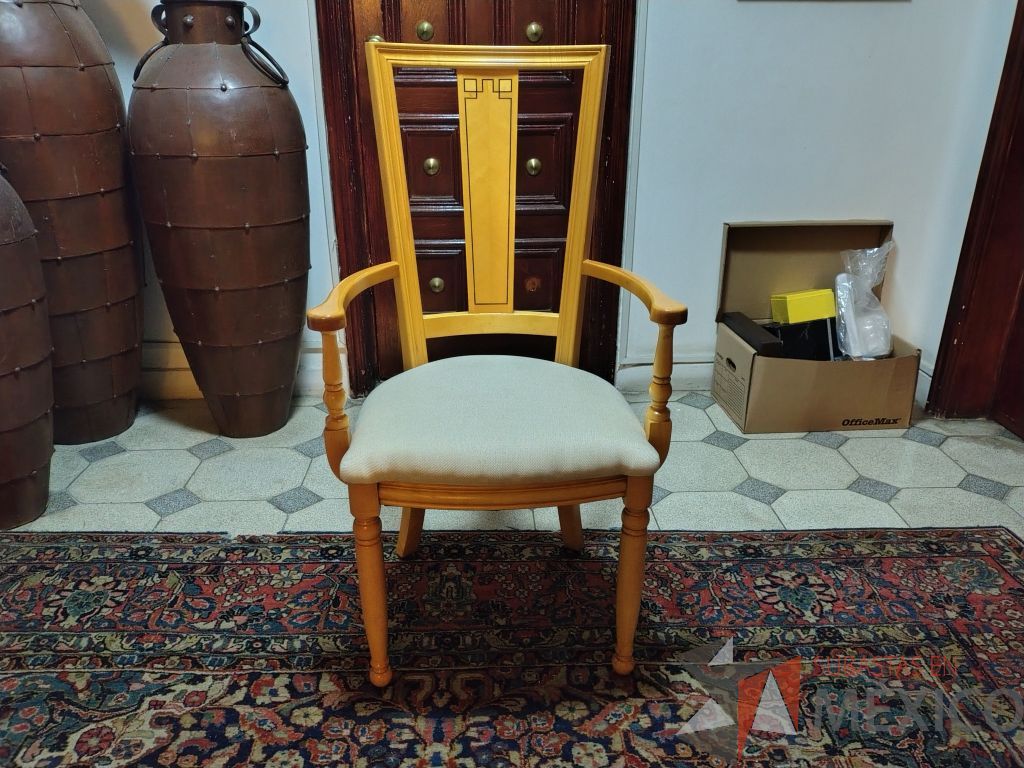 Lote 036 - Comedor para 8 personas de cubierta de vidrio y soportes de madera, trinchero de 2 puertas y 4 puertas, 8 sillas de madera y asiento en tela color blanco. - Imagen 4