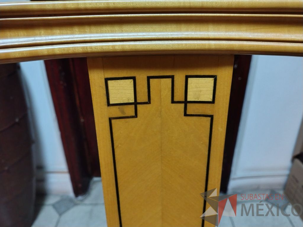 Lote 036 - Comedor para 8 personas de cubierta de vidrio y soportes de madera, trinchero de 2 puertas y 4 puertas, 8 sillas de madera y asiento en tela color blanco. - Imagen 23