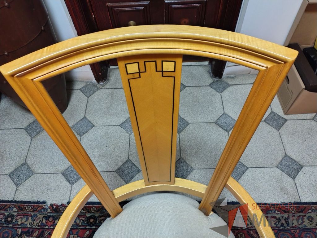 Lote 036 - Comedor para 8 personas de cubierta de vidrio y soportes de madera, trinchero de 2 puertas y 4 puertas, 8 sillas de madera y asiento en tela color blanco. - Imagen 24