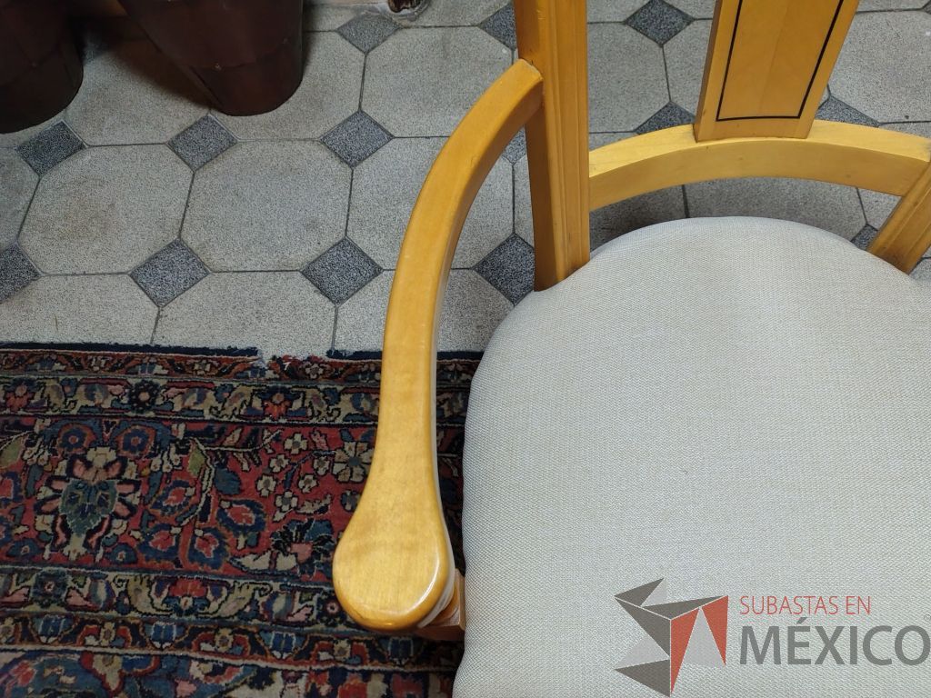 Lote 036 - Comedor para 8 personas de cubierta de vidrio y soportes de madera, trinchero de 2 puertas y 4 puertas, 8 sillas de madera y asiento en tela color blanco. - Imagen 25
