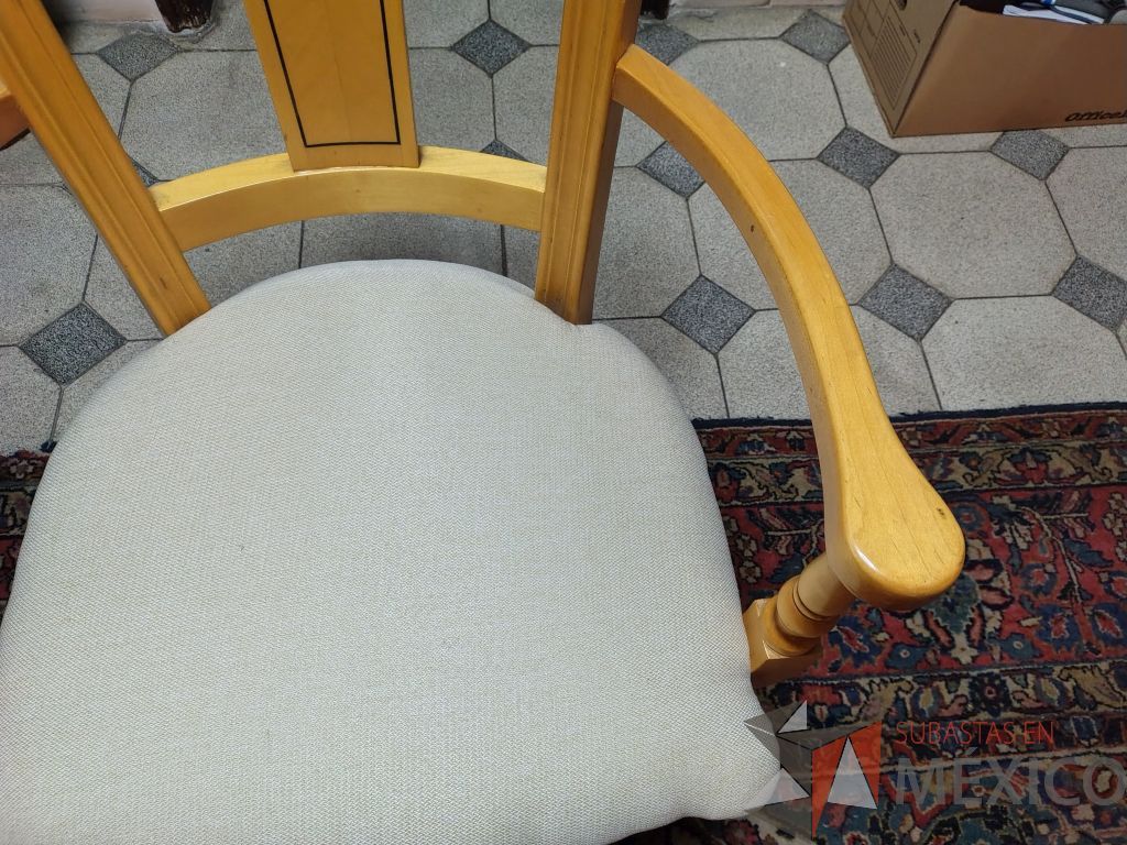 Lote 036 - Comedor para 8 personas de cubierta de vidrio y soportes de madera, trinchero de 2 puertas y 4 puertas, 8 sillas de madera y asiento en tela color blanco. - Imagen 26
