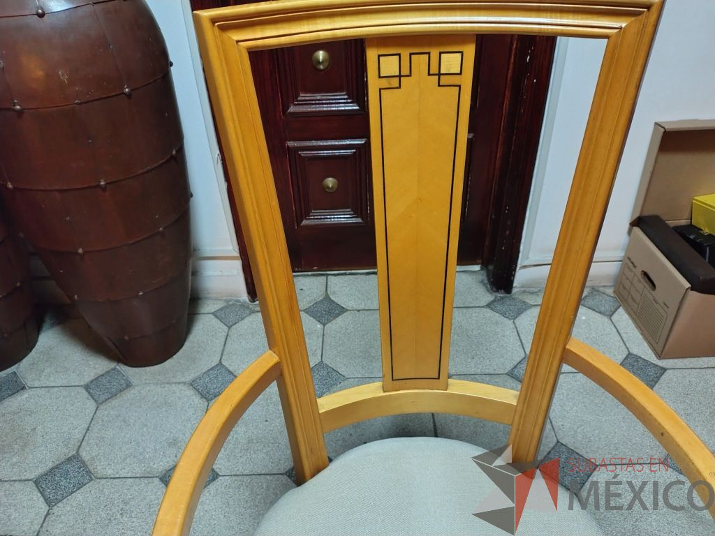 Lote 036 - Comedor para 8 personas de cubierta de vidrio y soportes de madera, trinchero de 2 puertas y 4 puertas, 8 sillas de madera y asiento en tela color blanco. - Imagen 27