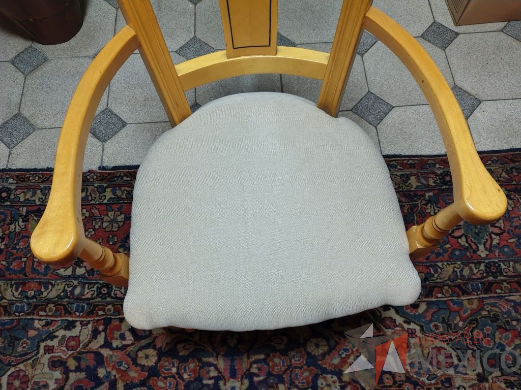 Lote 036 - Comedor para 8 personas de cubierta de vidrio y soportes de madera, trinchero de 2 puertas y 4 puertas, 8 sillas de madera y asiento en tela color blanco. - Imagen 28
