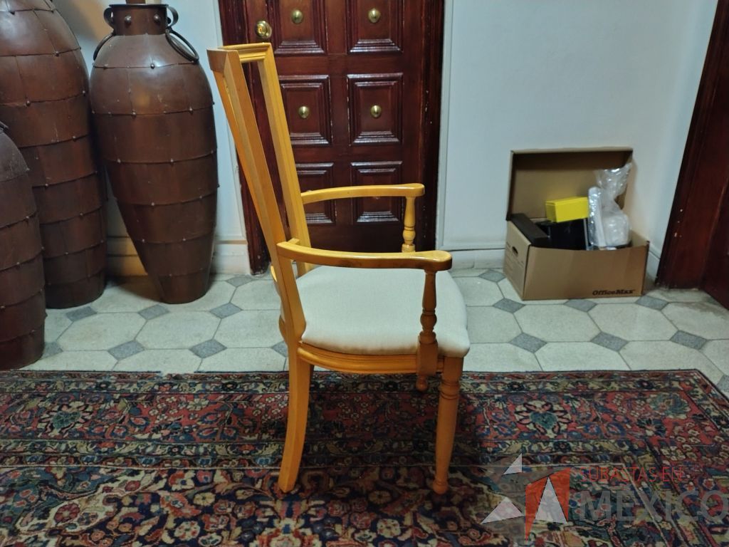 Lote 036 - Comedor para 8 personas de cubierta de vidrio y soportes de madera, trinchero de 2 puertas y 4 puertas, 8 sillas de madera y asiento en tela color blanco. - Imagen 29