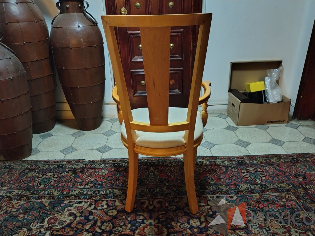 Lote 036 - Comedor para 8 personas de cubierta de vidrio y soportes de madera, trinchero de 2 puertas y 4 puertas, 8 sillas de madera y asiento en tela color blanco. - Imagen 30