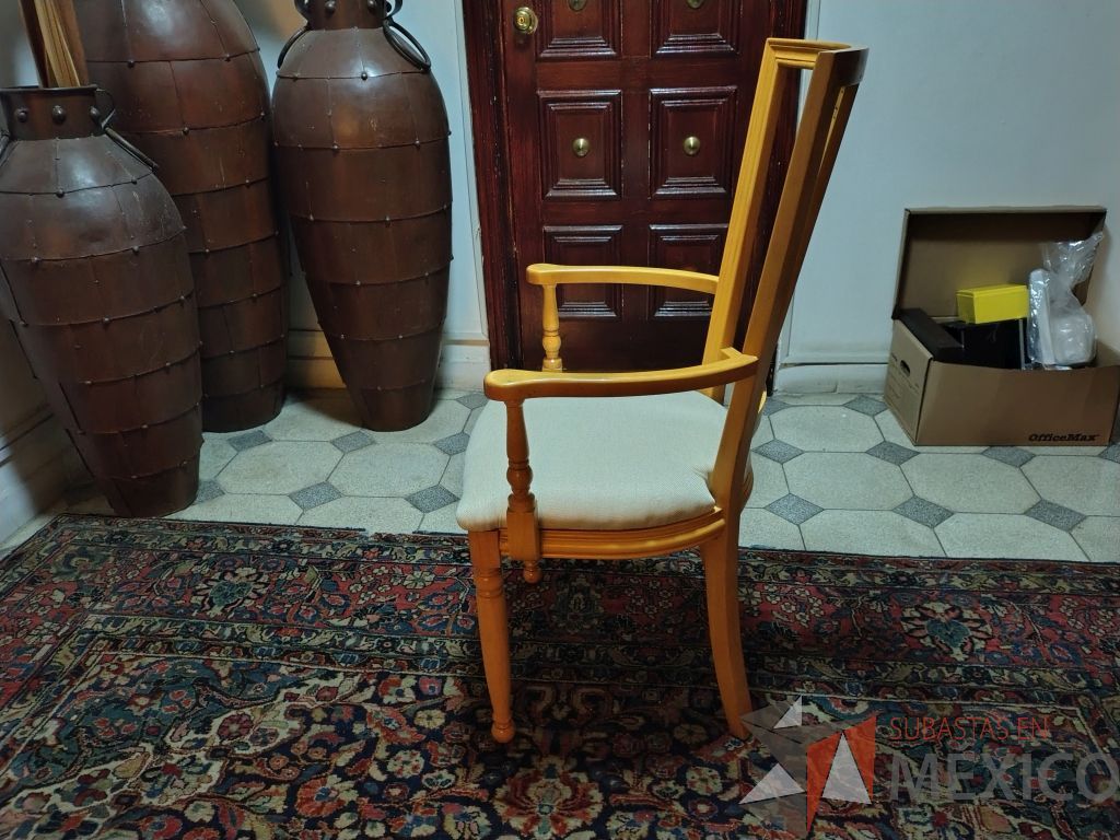 Lote 036 - Comedor para 8 personas de cubierta de vidrio y soportes de madera, trinchero de 2 puertas y 4 puertas, 8 sillas de madera y asiento en tela color blanco. - Imagen 31