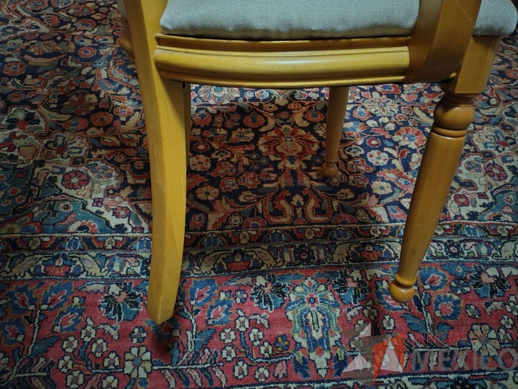 Lote 036 - Comedor para 8 personas de cubierta de vidrio y soportes de madera, trinchero de 2 puertas y 4 puertas, 8 sillas de madera y asiento en tela color blanco. - Imagen 32
