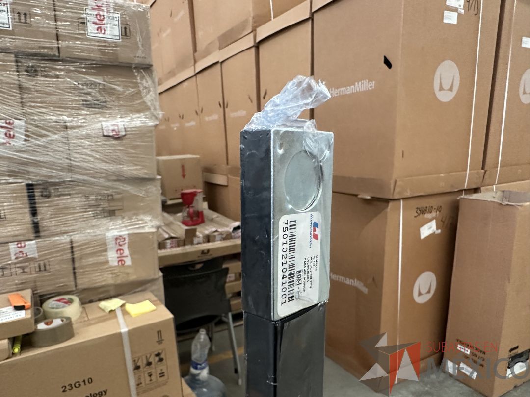 Lote 246 - 10 Kits de iluminación que contiene: Riel, Gabinete para foco y Foco de 12 watts - Imagen 6