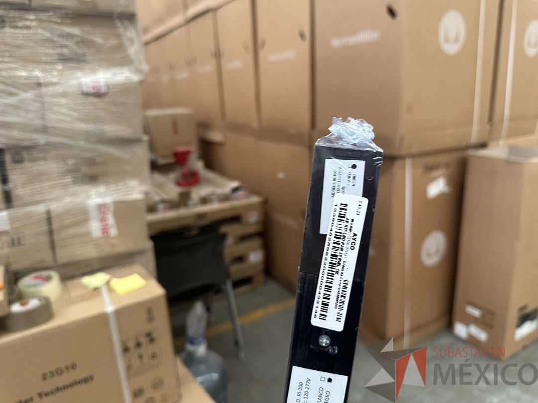 Lote 246 - 10 Kits de iluminación que contiene: Riel, Gabinete para foco y Foco de 12 watts - Imagen 7