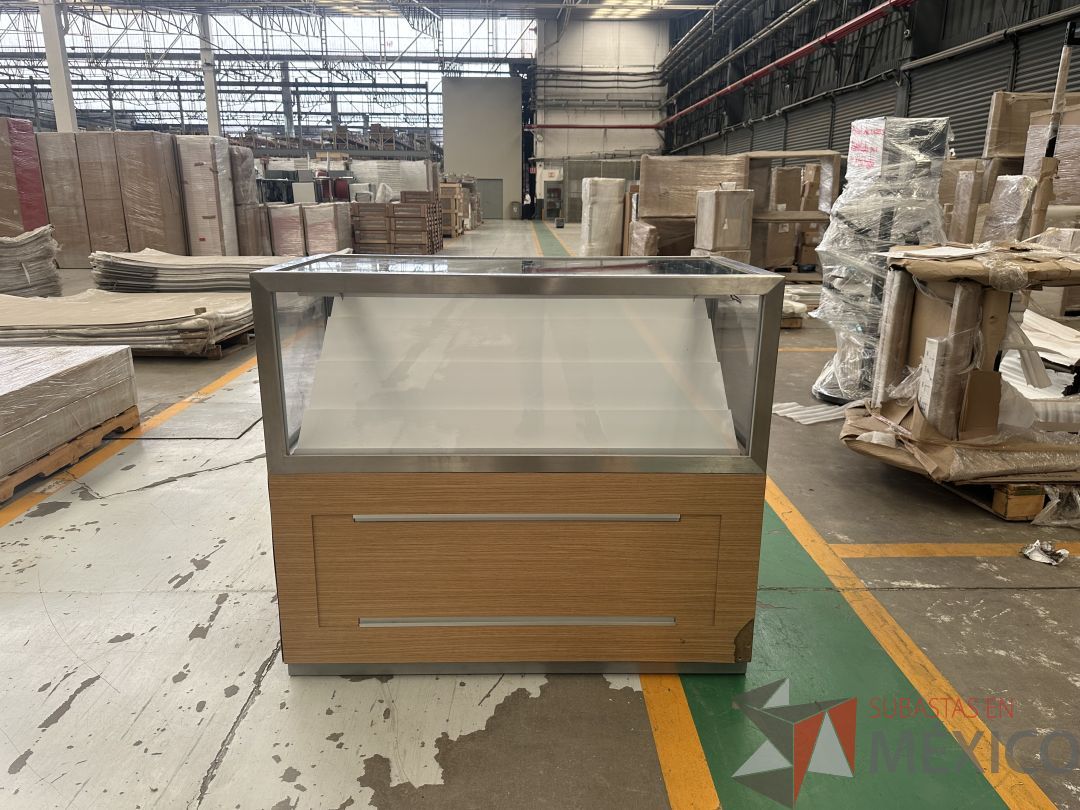 Lote 046 - 2 Vitrinas para exhibir producto con 2 puertas corredizas y con lámpara, parte del exhibidor es móvil para mantenimiento