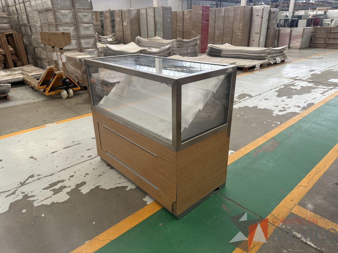 Lote 046 - 2 Vitrinas para exhibir producto con 2 puertas corredizas y con lámpara, parte del exhibidor es móvil para mantenimiento - Imagen 3