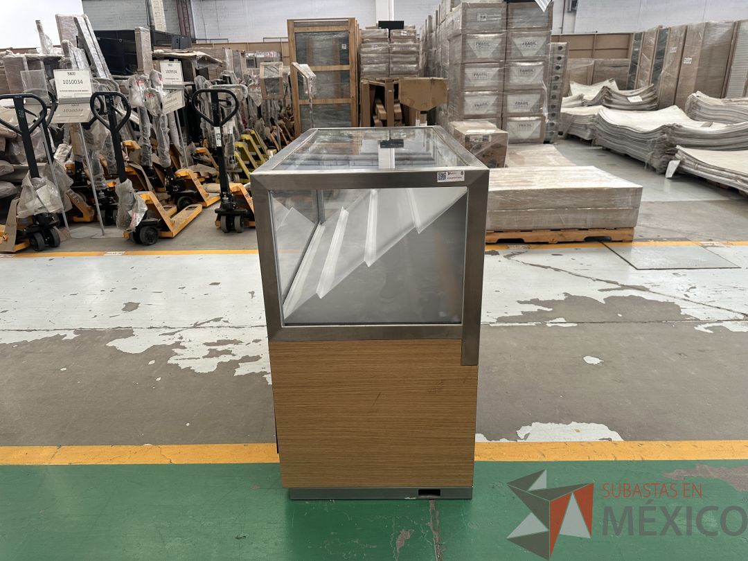 Lote 046 - 2 Vitrinas para exhibir producto con 2 puertas corredizas y con lámpara, parte del exhibidor es móvil para mantenimiento - Imagen 4