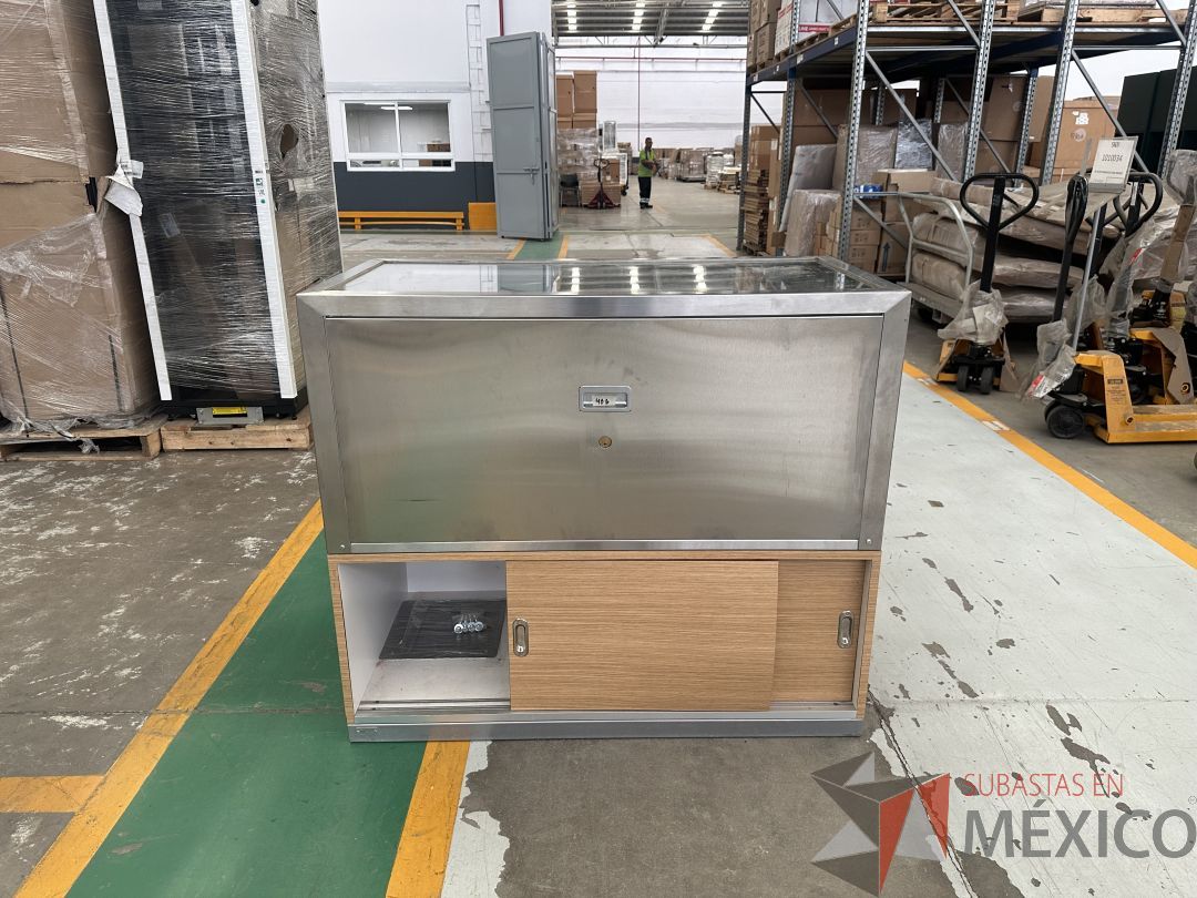 Lote 046 - 2 Vitrinas para exhibir producto con 2 puertas corredizas y con lámpara, parte del exhibidor es móvil para mantenimiento - Imagen 5