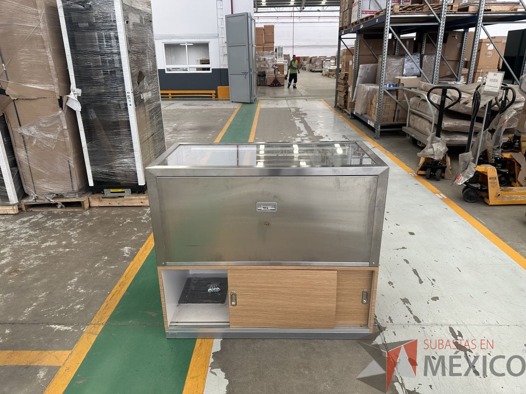 Lote 046 - 2 Vitrinas para exhibir producto con 2 puertas corredizas y con lámpara, parte del exhibidor es móvil para mantenimiento - Imagen 6