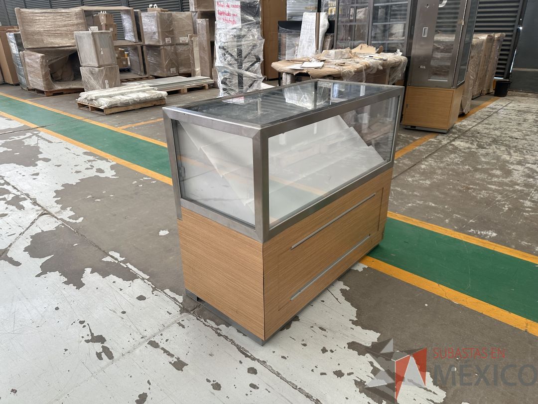 Lote 046 - 2 Vitrinas para exhibir producto con 2 puertas corredizas y con lámpara, parte del exhibidor es móvil para mantenimiento - Imagen 9