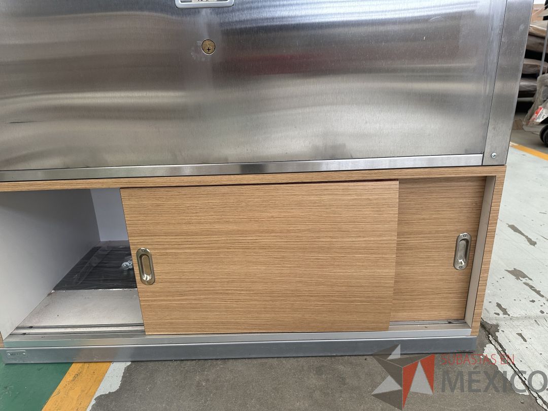 Lote 046 - 2 Vitrinas para exhibir producto con 2 puertas corredizas y con lámpara, parte del exhibidor es móvil para mantenimiento - Imagen 11
