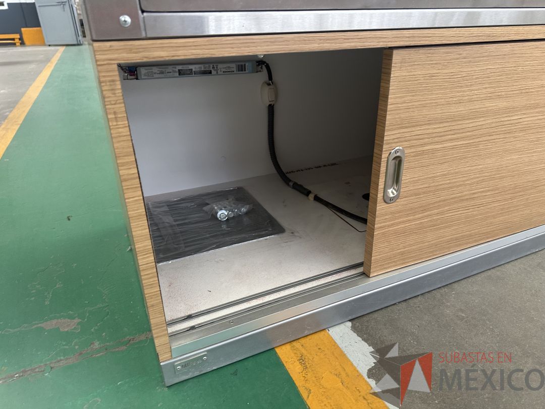 Lote 046 - 2 Vitrinas para exhibir producto con 2 puertas corredizas y con lámpara, parte del exhibidor es móvil para mantenimiento - Imagen 12