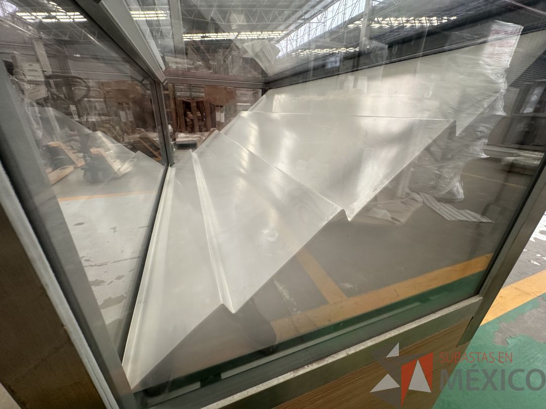 Lote 046 - 2 Vitrinas para exhibir producto con 2 puertas corredizas y con lámpara, parte del exhibidor es móvil para mantenimiento - Imagen 2