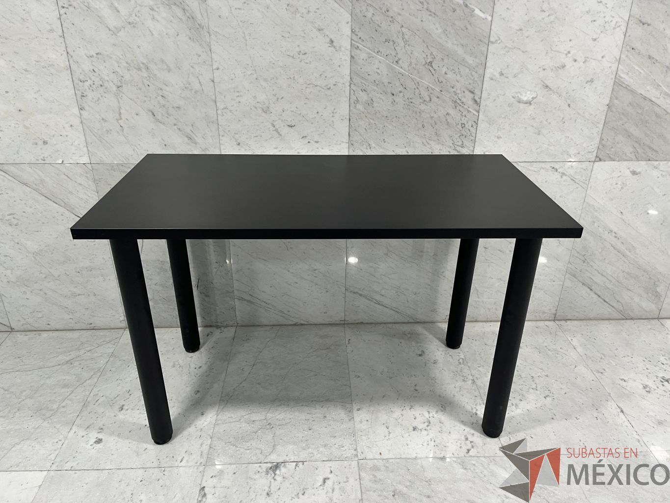 Lote 151 - Mesa de trabajo con 4 patas y cubierta color negro (Nueva)