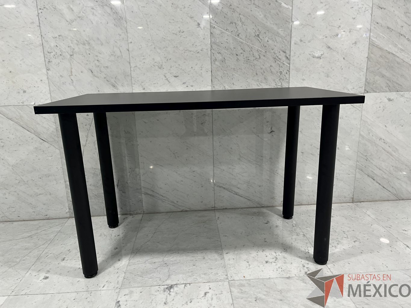 Lote 151 - Mesa de trabajo con 4 patas y cubierta color negro (Nueva) - Imagen 2