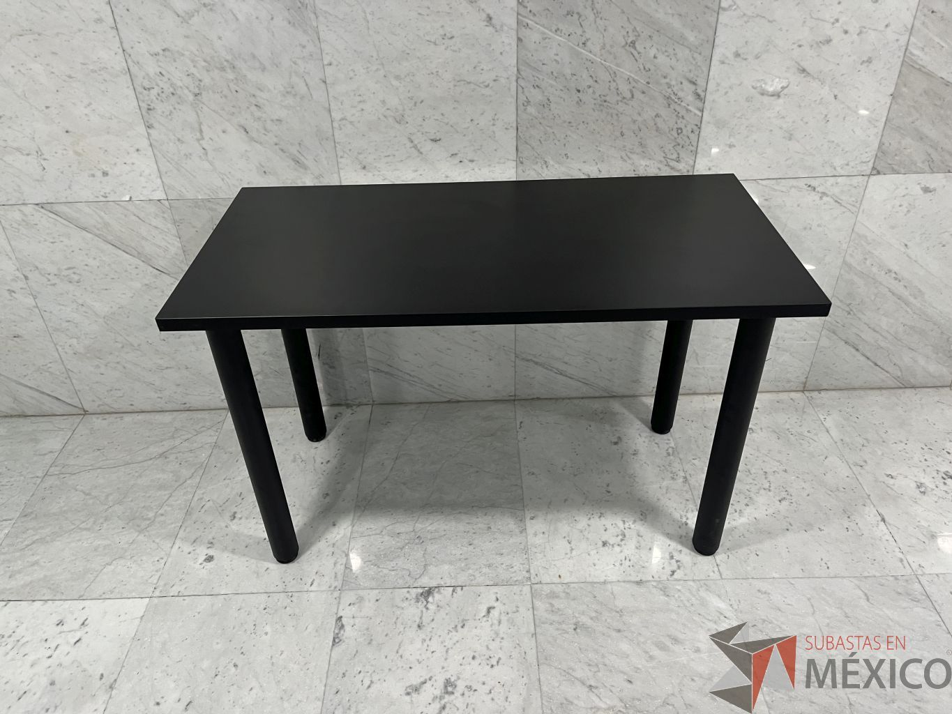 Lote 151 - Mesa de trabajo con 4 patas y cubierta color negro (Nueva) - Imagen 3
