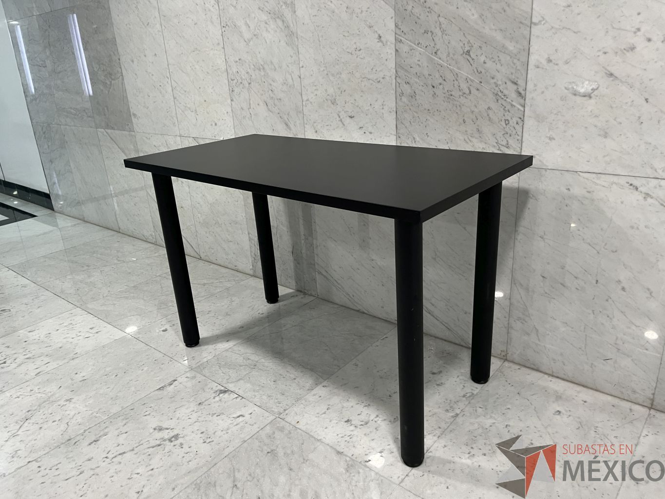 Lote 151 - Mesa de trabajo con 4 patas y cubierta color negro (Nueva) - Imagen 4
