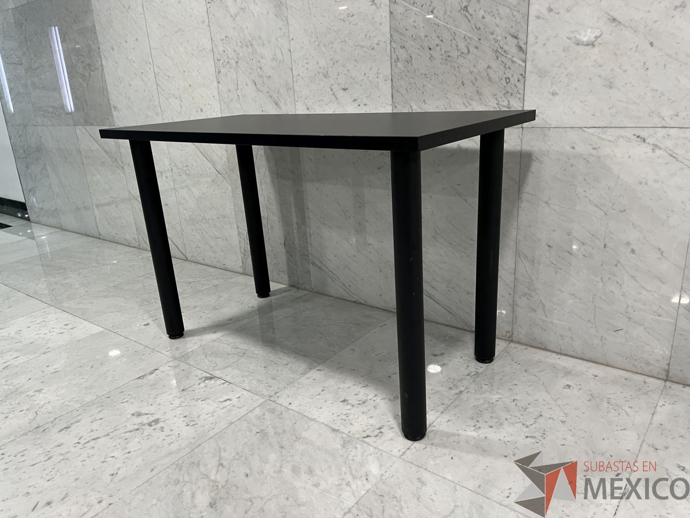Lote 151 - Mesa de trabajo con 4 patas y cubierta color negro (Nueva) - Imagen 5