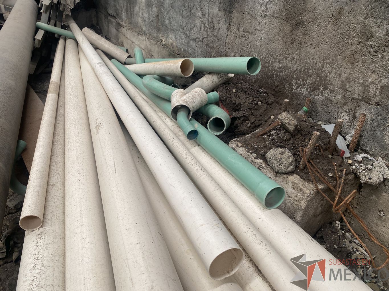 Lote 037 - Lote de tubos de PVC, conformado por: - 6 piezas de 6" de 6 mts. - 1 pieza de 4" de 6 mts. - 2 piezas de 3" de 2 mts.