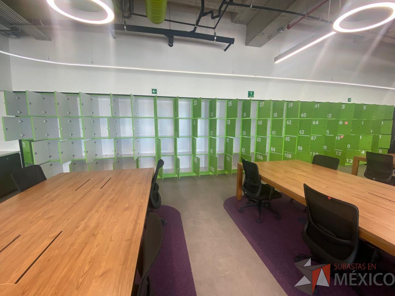Lote 035 - 23 Lockers de madera de 4 gavetas, color verde por fuera y blanco por dentro