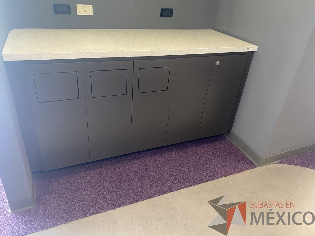 Lote 006 - Mueble de servicio de madera con cubierta de resina, con 3 cajones con ventana pequeña para tirar basura y 2 puertas con 2 entrepaños