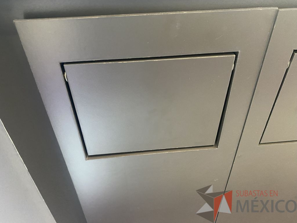 Lote 006 - Mueble de servicio de madera con cubierta de resina, con 3 cajones con ventana pequeña para tirar basura y 2 puertas con 2 entrepaños - Imagen 2