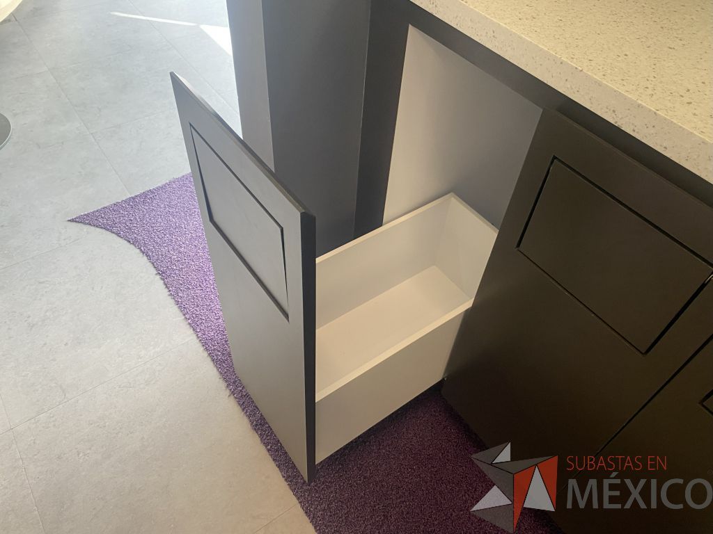 Lote 006 - Mueble de servicio de madera con cubierta de resina, con 3 cajones con ventana pequeña para tirar basura y 2 puertas con 2 entrepaños - Imagen 3