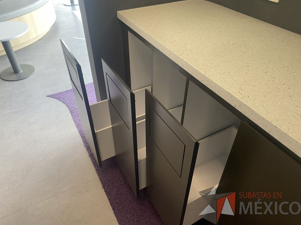 Lote 006 - Mueble de servicio de madera con cubierta de resina, con 3 cajones con ventana pequeña para tirar basura y 2 puertas con 2 entrepaños - Imagen 4