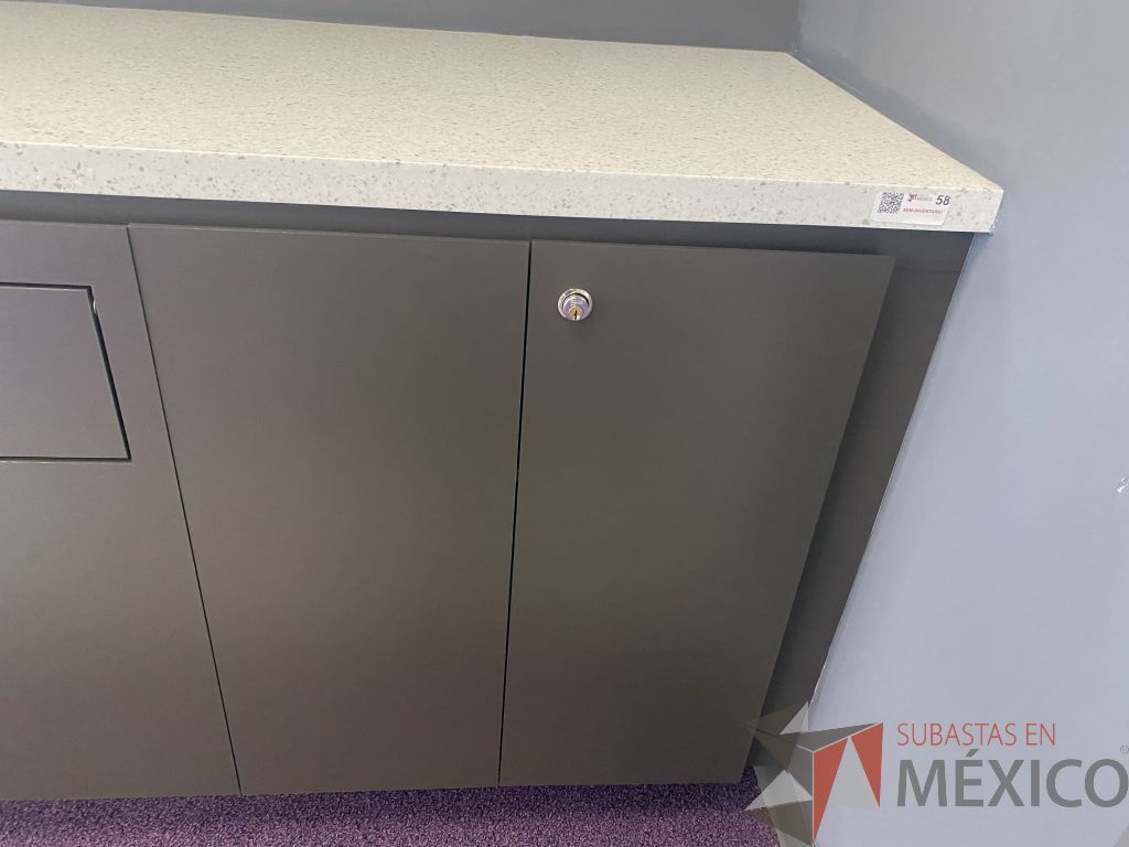 Lote 006 - Mueble de servicio de madera con cubierta de resina, con 3 cajones con ventana pequeña para tirar basura y 2 puertas con 2 entrepaños - Imagen 5