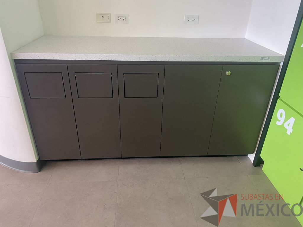 Lote 024 - Mueble de servicio de madera con cubierta de resina, con 3 cajones con ventana pequeña para tirar basura y 2 puertas con 2 entrepaños