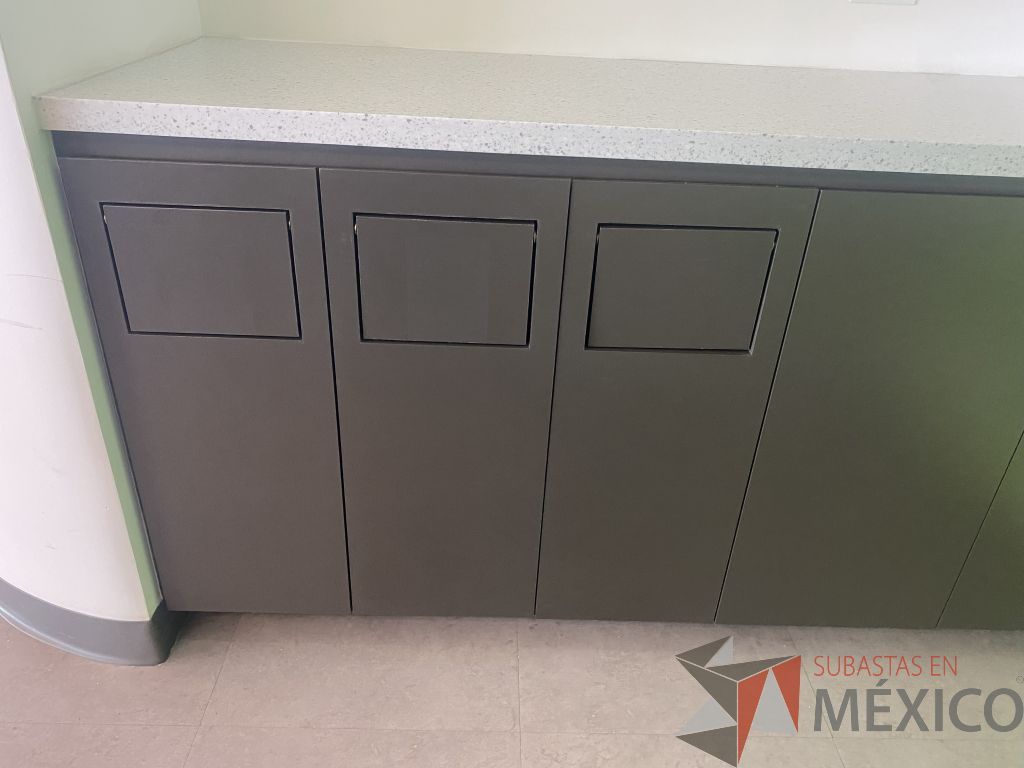 Lote 024 - Mueble de servicio de madera con cubierta de resina, con 3 cajones con ventana pequeña para tirar basura y 2 puertas con 2 entrepaños - Imagen 2
