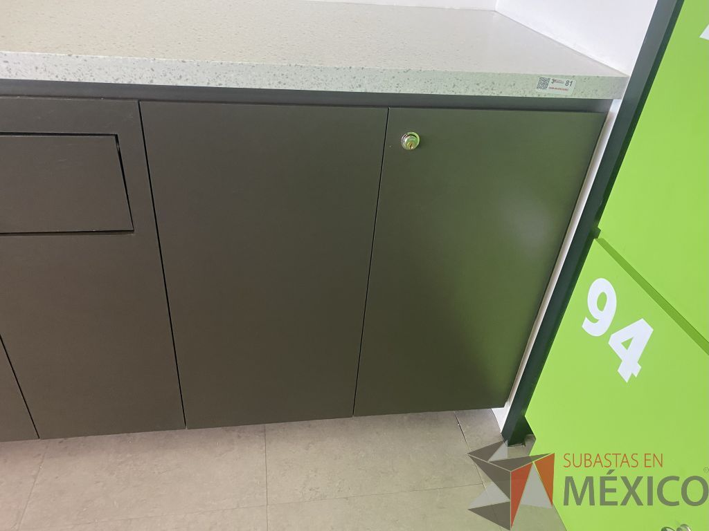 Lote 024 - Mueble de servicio de madera con cubierta de resina, con 3 cajones con ventana pequeña para tirar basura y 2 puertas con 2 entrepaños - Imagen 3