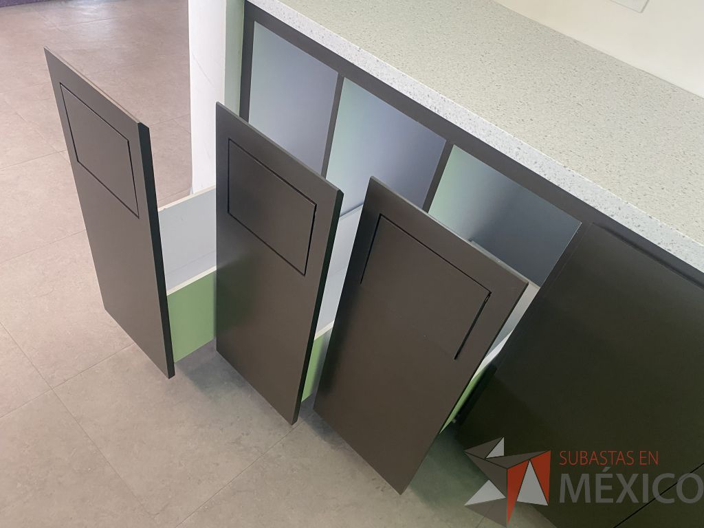 Lote 024 - Mueble de servicio de madera con cubierta de resina, con 3 cajones con ventana pequeña para tirar basura y 2 puertas con 2 entrepaños - Imagen 4