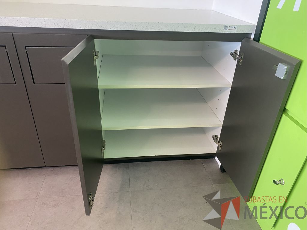 Lote 024 - Mueble de servicio de madera con cubierta de resina, con 3 cajones con ventana pequeña para tirar basura y 2 puertas con 2 entrepaños - Imagen 5