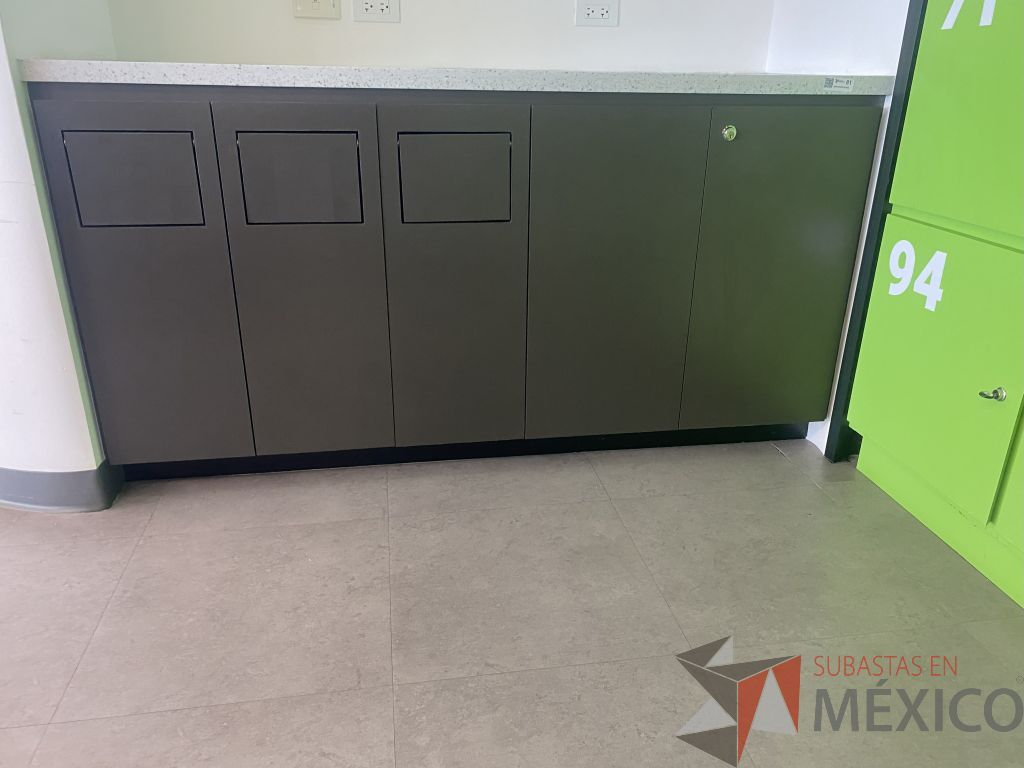 Lote 024 - Mueble de servicio de madera con cubierta de resina, con 3 cajones con ventana pequeña para tirar basura y 2 puertas con 2 entrepaños - Imagen 6