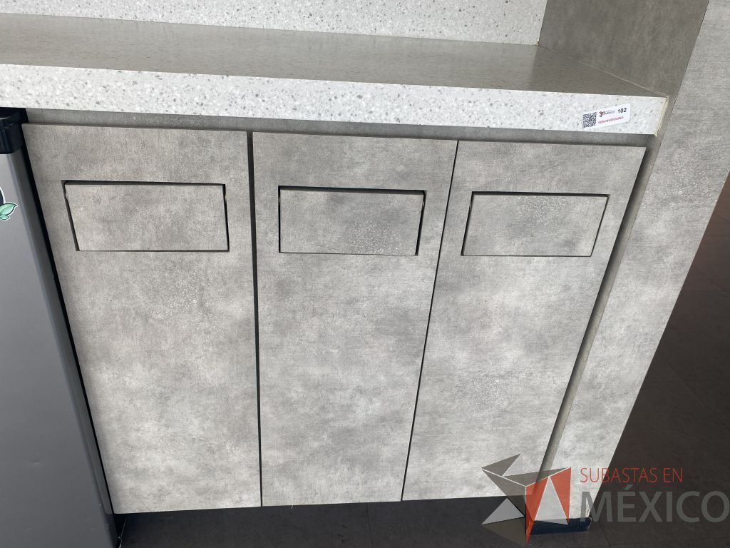 Lote 033 - Estación de servicio, mueble de madera con cubierta de resina, con 3 cajones con ventana pequeña para tirar basura y 1 espacio para frigobar - Imagen 2