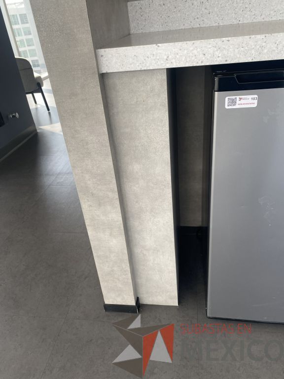 Lote 033 - Estación de servicio, mueble de madera con cubierta de resina, con 3 cajones con ventana pequeña para tirar basura y 1 espacio para frigobar - Imagen 3