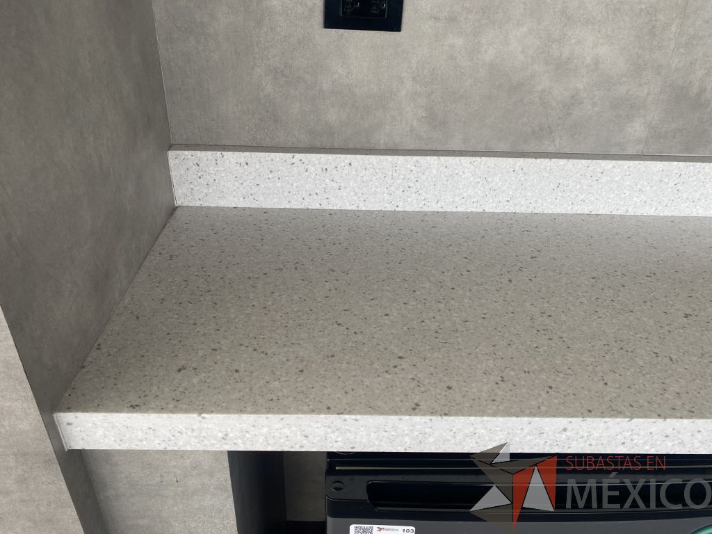 Lote 033 - Estación de servicio, mueble de madera con cubierta de resina, con 3 cajones con ventana pequeña para tirar basura y 1 espacio para frigobar - Imagen 4